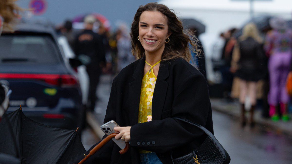 Μικροκαμωμένη κοπέλα στο street style