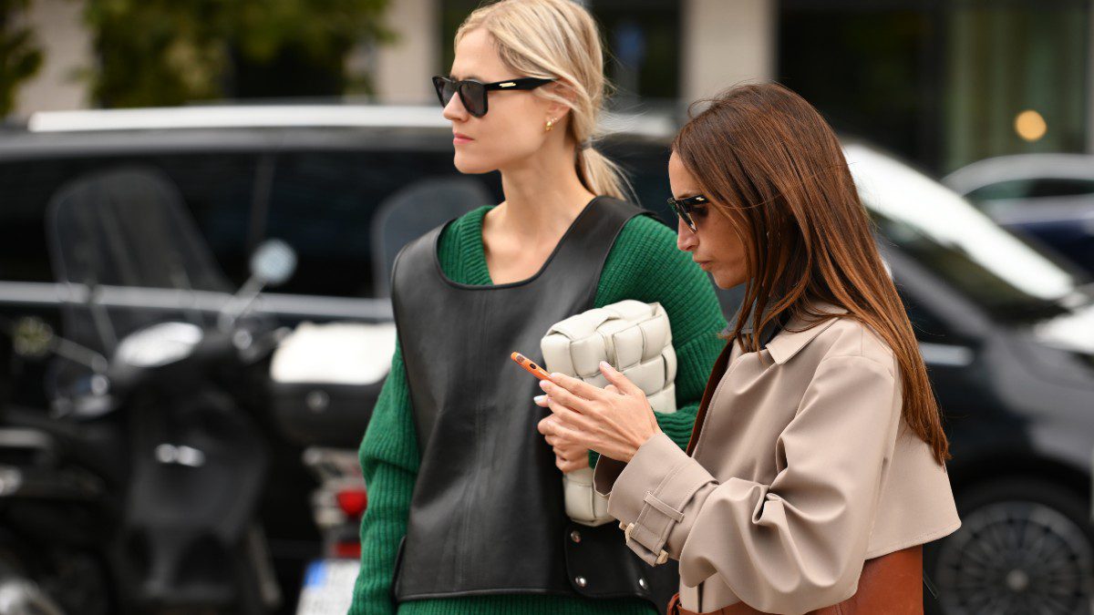 Το παντελόνι που θα σαρώσει το 2025 φοράνε γυναίκες στον δρόμο