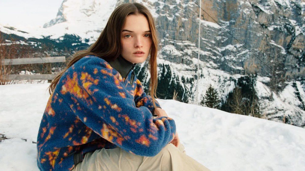 Zara κομμάτια φοράει κοπέλα στα χιόνια