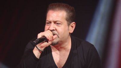 Ο Χάρης Κωστόπουλος πάνω στη σκηνή το 2015.