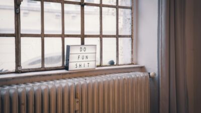 Ένα διακοσμητικό πάνω στο καλοριφέρ