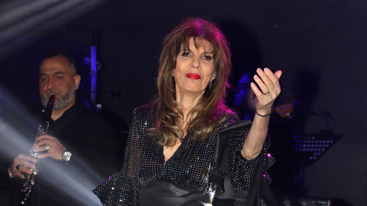 Η Κατερίνα Στανίση τραγουδάει