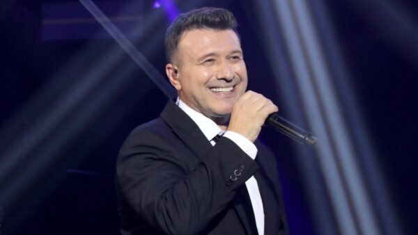 Ο Γιάννης Πλούταρχος τραγουδάει στην σκηνή