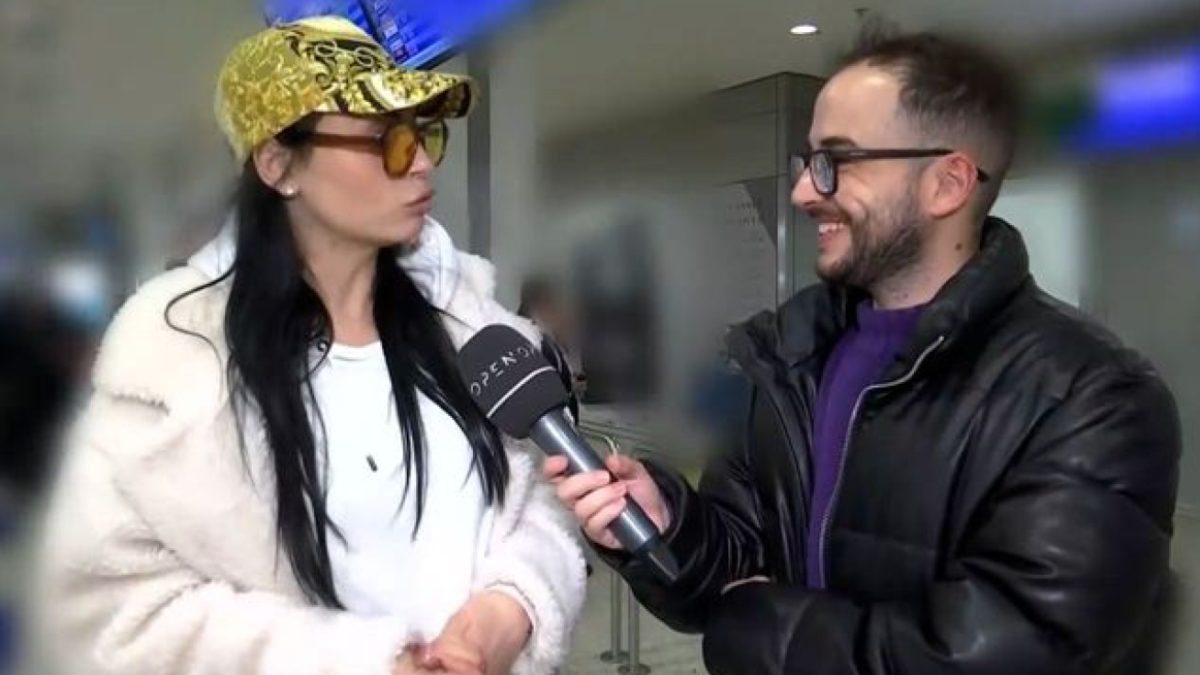 Η Δήμητρα Αλεξανδράκη στο αεροδρόμιο με δημοσιογράφο του Πρωινό Σουσού