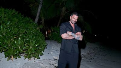 Ο Δημήτρης Αλεξάνδρου σε εξωτική παραλία τη νύχτα