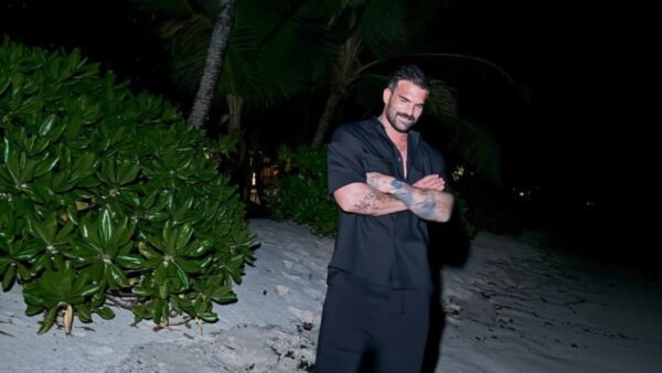 Ο Δημήτρης Αλεξάνδρου σε εξωτική παραλία τη νύχτα