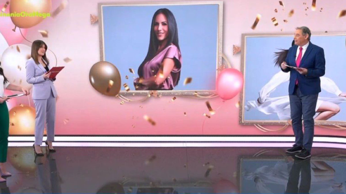 Το πλατό του Κοινωνία Ώρα Mega εύχεται για τα γενέθλια της Ανθής Βούλγαρη.