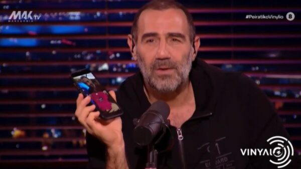 Ο Αντώνης Κανάκης στο πλατό της εκπομπής Βινύλιο