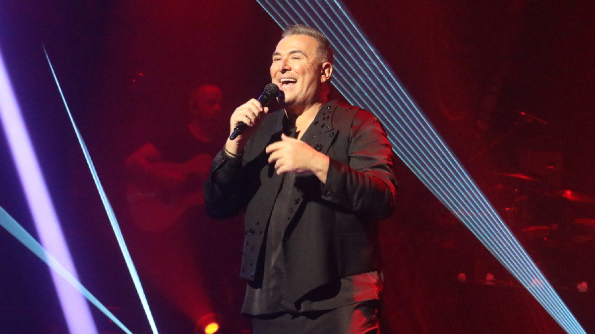 Ο Αντώνης Ρέμος σε συναυλία.