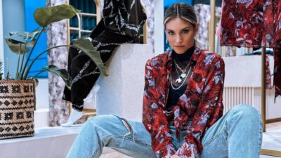 H Αθηνά Οικονομάκου με φλοράλ πουκάμισο