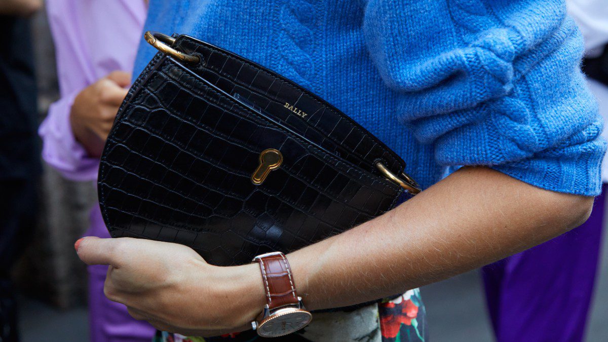 H μαύρη τσάντα στο street style