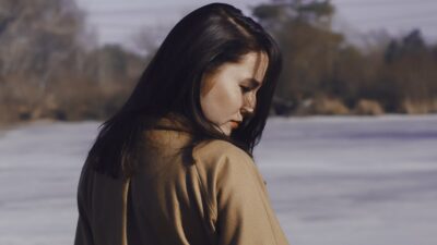 Βραδινή εμφάνιση με καμηλό παλτό και εσώρουχα από μέσα