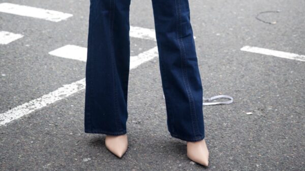 Τζιν παντελόνι σε στυλ καμπάνα