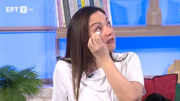 Η Ελένη Καρακάση σκουπίζει τα δάκρυά της
