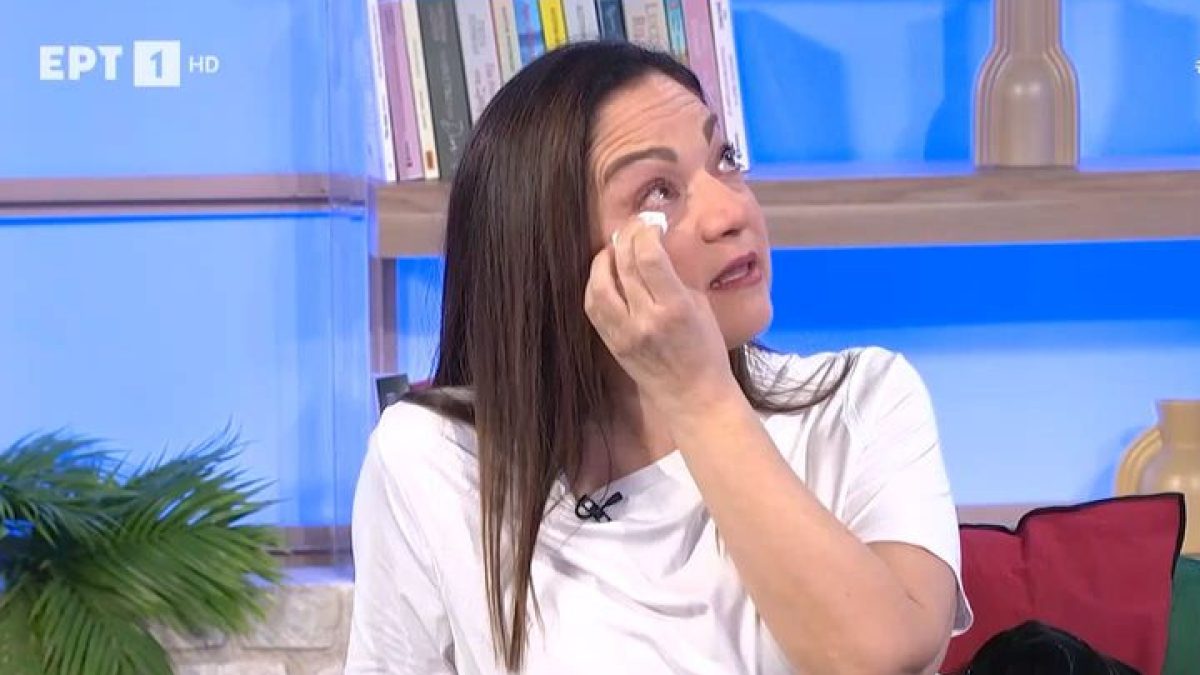 Η Ελένη Καρακάση σκουπίζει τα δάκρυά της