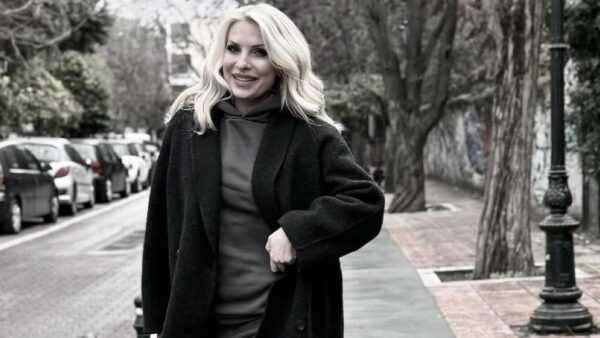 H Ελένη Μενεγάκη σε βόλτα στη Κηφισιά