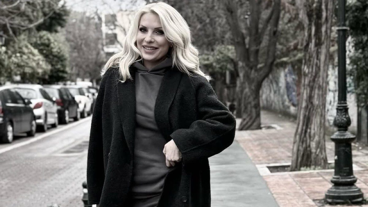 H Ελένη Μενεγάκη σε βόλτα στη Κηφισιά