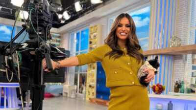 Η Ελένη Τσολάκη με τον σκύλο της στο πλατό του Πρωινό Σουσου