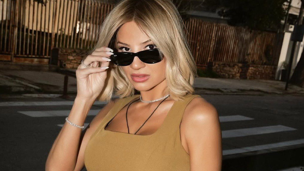 Η Φαίη Σκορδά με γυαλιά ηλίου μαύρα