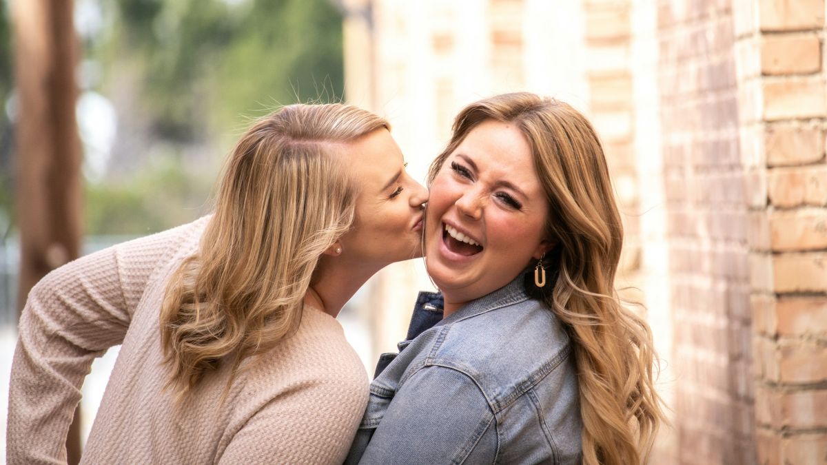 Δυο φίλες αγκαλιασμένες