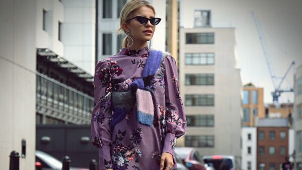 Με ρούχο φλοράλ μοβ φόρεμα κοπέλα στο street style