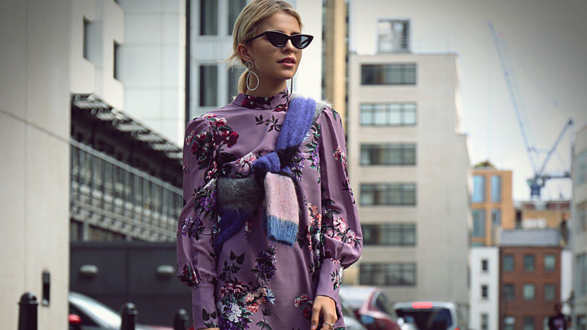 Με ρούχο φλοράλ μοβ φόρεμα κοπέλα στο street style