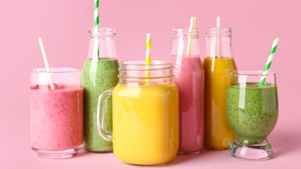 χυμός από διάφορα φρούτα σε μπουκαλάκια