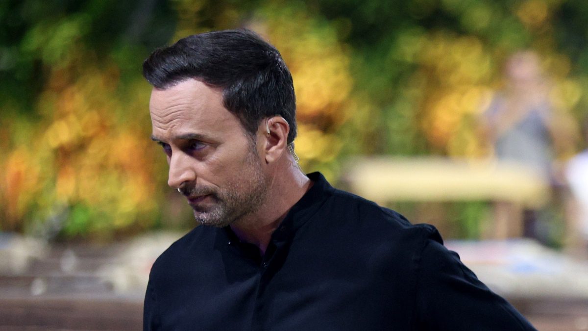 Ο Γιώργος Λιανός με μαύρο πουκάμισο