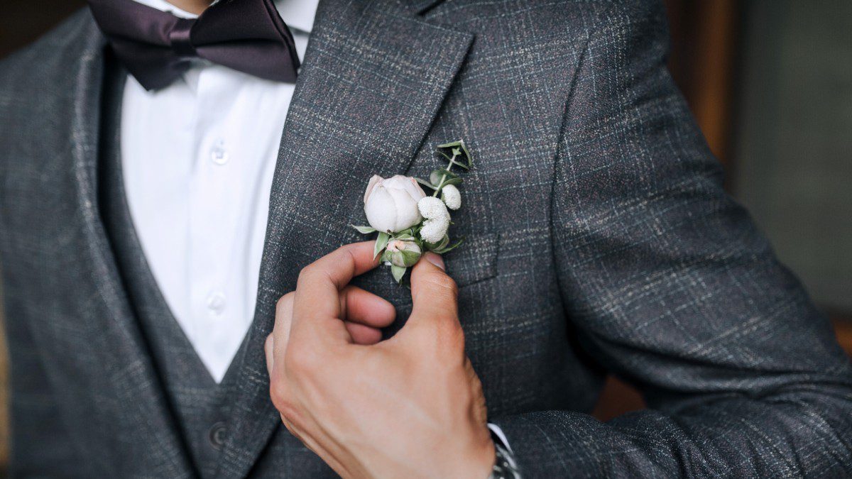 Γαμπριάτικο κοστούμι με λουλούδι