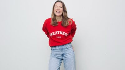 Η Βίκυ Καγιά με κόκκινο φούτερ και τζιν