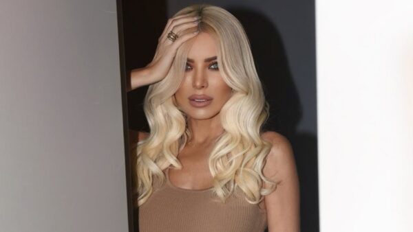 H Κατερίνα Καινούργιου έξω από το πλατό