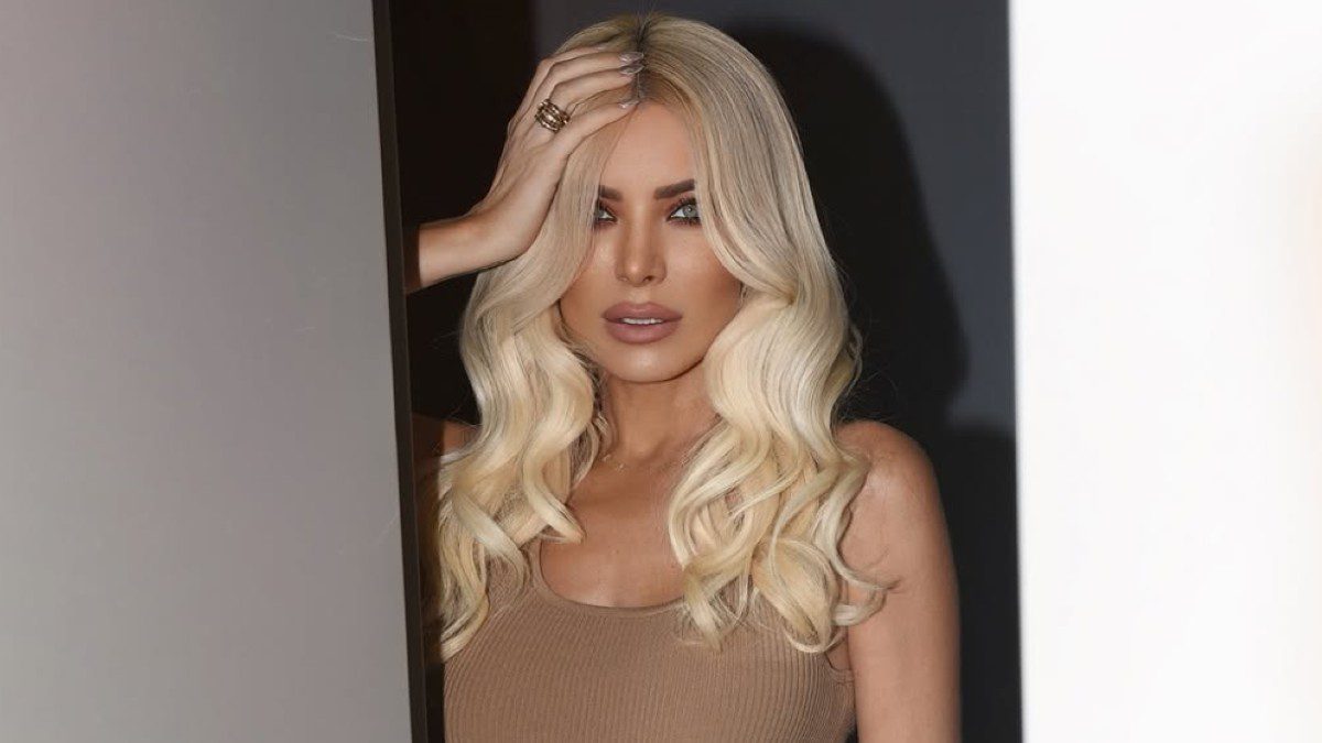 H Κατερίνα Καινούργιου έξω από το πλατό