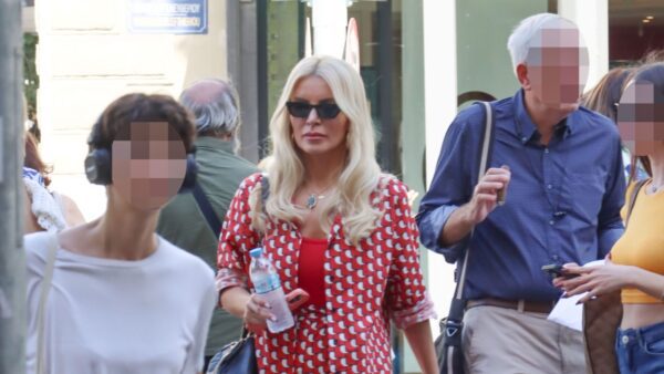 Η Κατερίνα Καινούργιου κόκκινο εμπριμέ κοστούμι