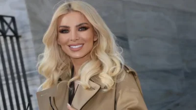 Η Κατερίνα Καινούργιου έξω από το στούντιο