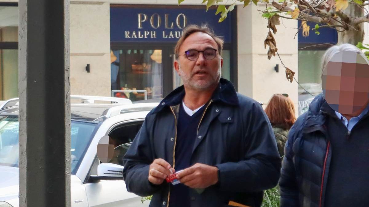 Ο Πέτρος Κόκκαλης στο κέντρο της Αθήνας