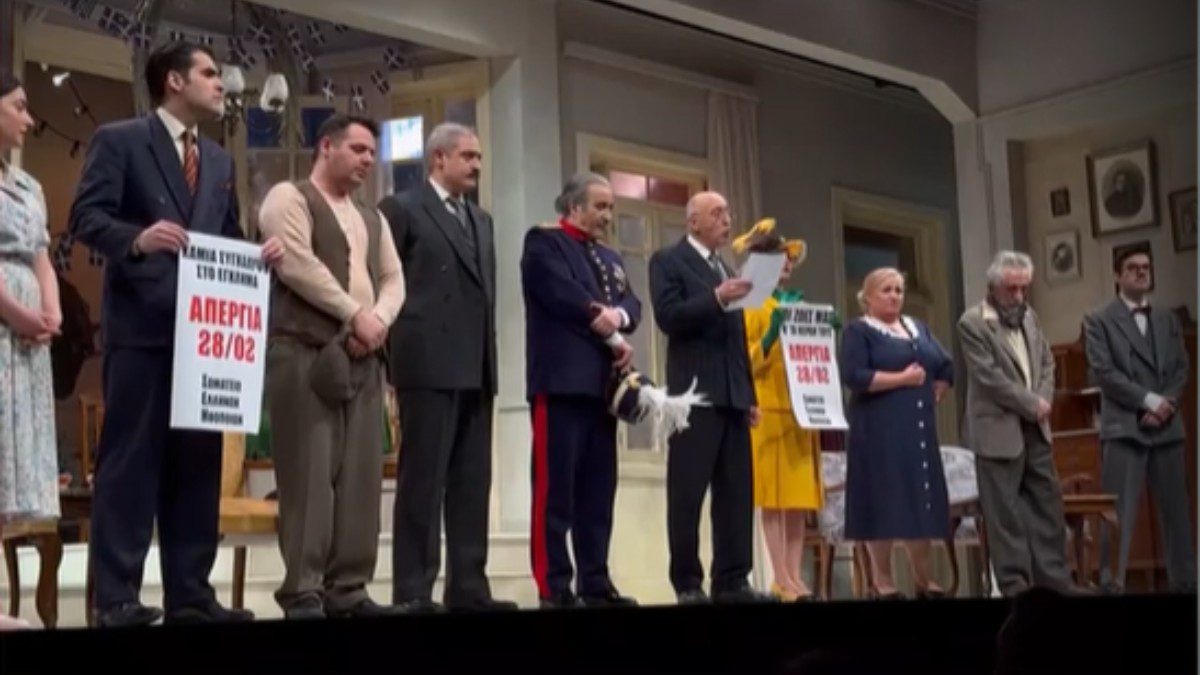 Ο Λάκης Λαζόπουλος στην παράσταση του για τα Τέμπη