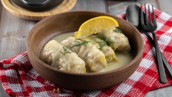 Ένα πιάτο με λαχανοντολμάδες