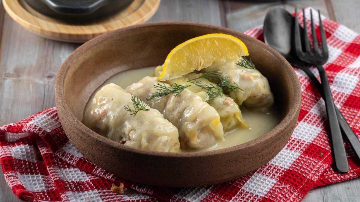 Ένα πιάτο με λαχανοντολμάδες