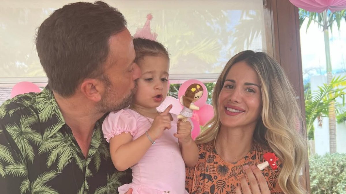 Ο Γιώργος Λιανός με την κόρη του, Βαλέρια, και την Κωνσταντίνα Καραλέξη