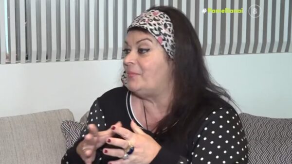 Η Μαρία Εκμεκτσίογλου μιλάει σε δημοσιογράφο