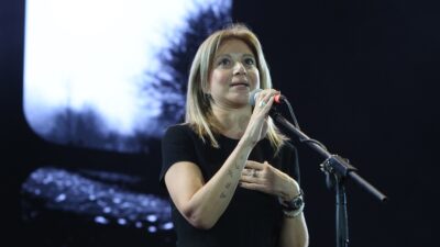 Η Μαρία Καρυστιανού στη συναυλία για τα Τέμπη