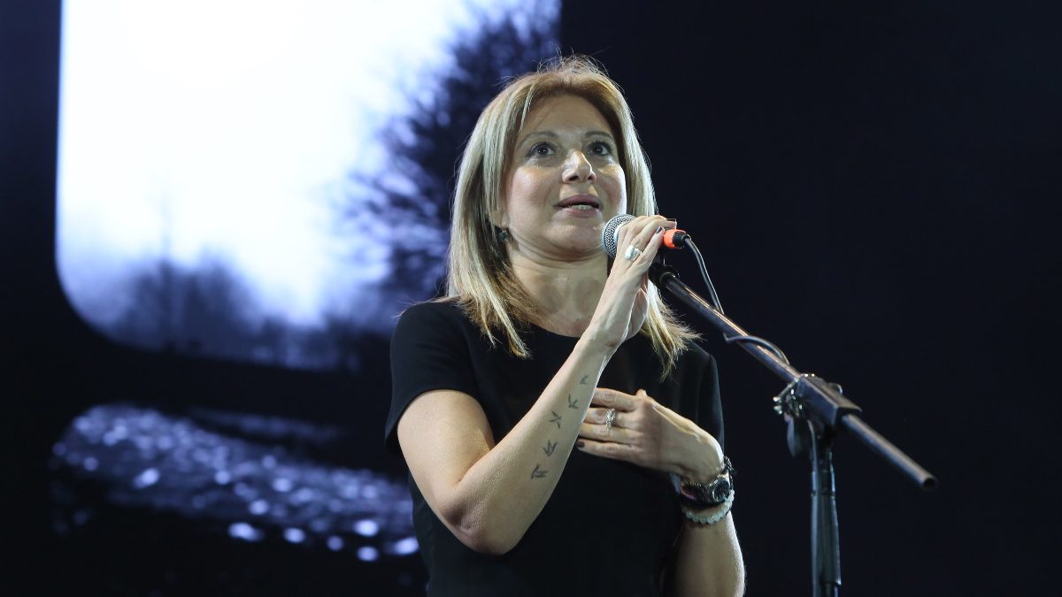 Η Μαρία Καρυστιανού στη συναυλία για τα Τέμπη