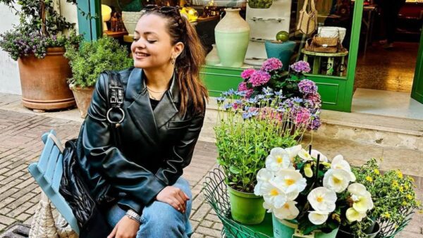 H Μαριτίνα Ντενίση σε καφέ στο πεζοδρόμιο