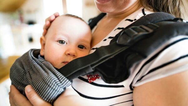 Ένα μωράκι μέσα στον μάρσιπο