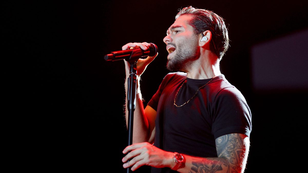 Ο Χρήστος Μάστορας με το μικρόφωνο πάνω στη σκηνή