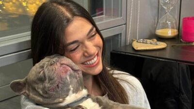 Η Μελίνα Νικολαΐδη αγκαλιά με έναν σκύλο