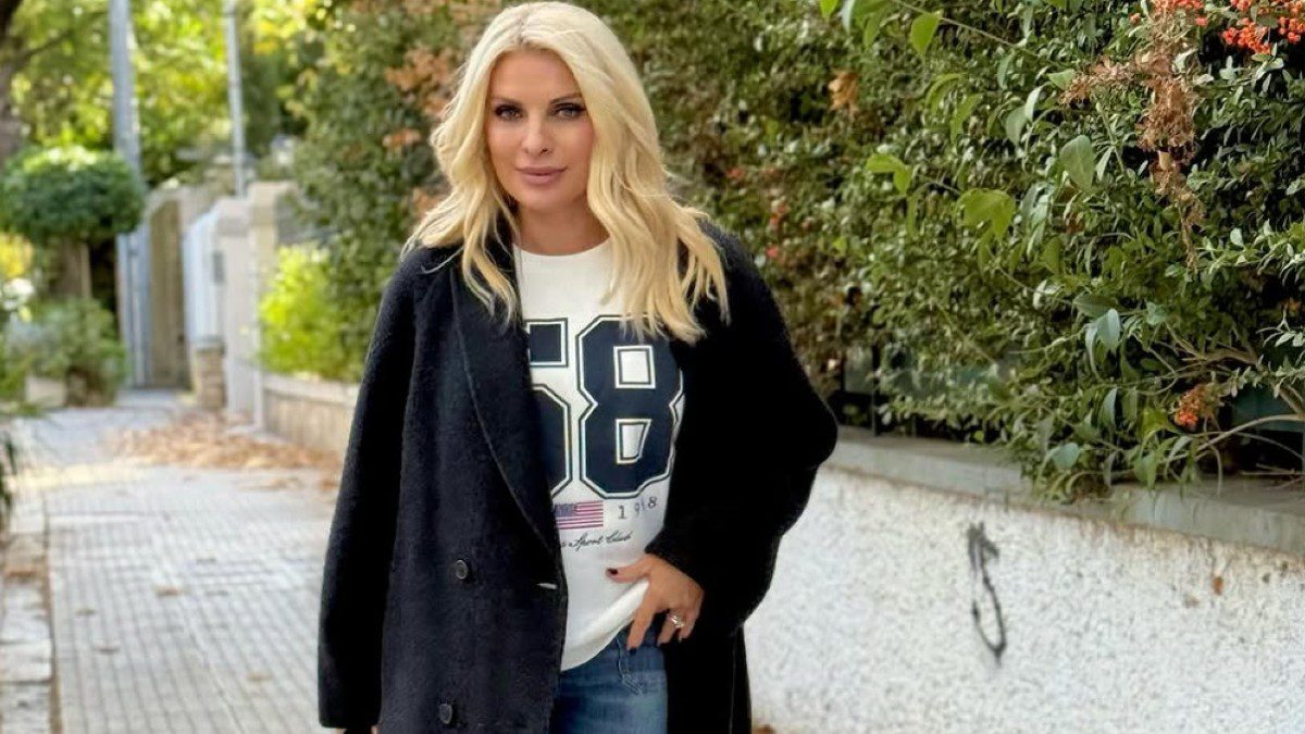 H Ελένη Μενεγάκη σε πρωινή βόλτα