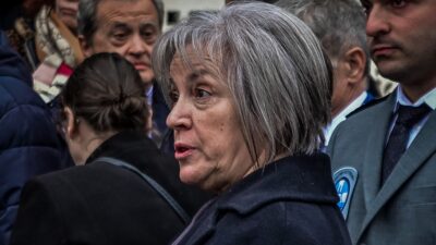 Η Μητέρα του Βασίλη Καλογήρου στην κηδεία του.