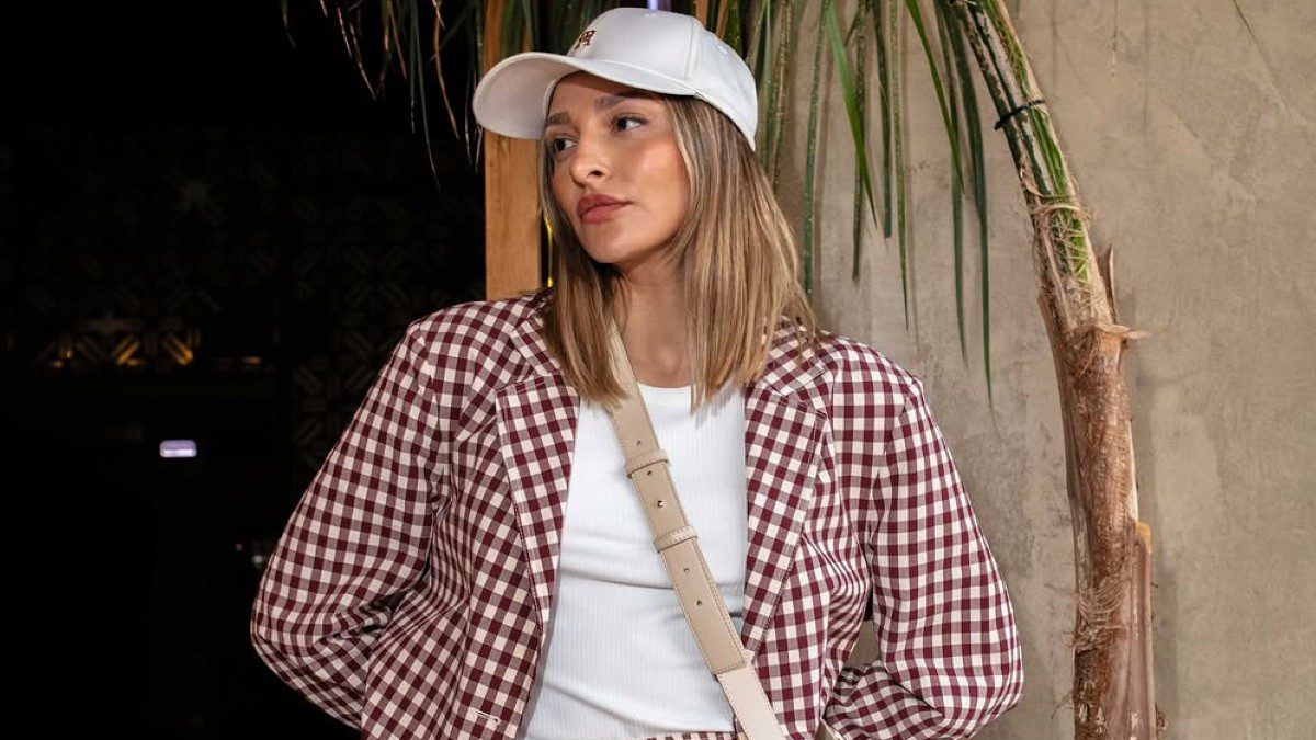 Τη μακριά ζακέτα επιλέγει η Ναυσικά Παναγιωτακοπούλου σε βόλτα