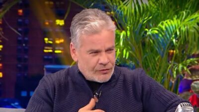 Ο Νίκος Γρίτσης στον καναπέ του γρηγόρη αρναούτογλου